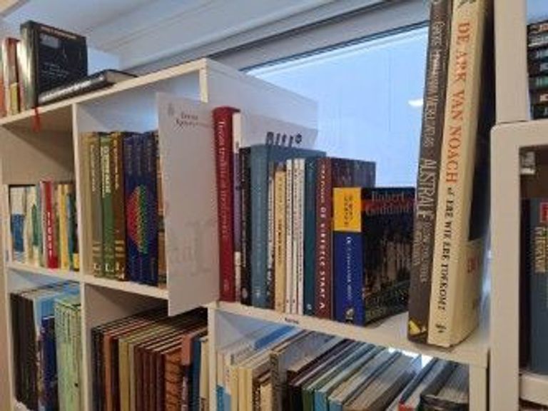 Map met contactgegevens van Eerste Kamerleden uit 2016 ontdekt in kringloopwinkel in Bolsward