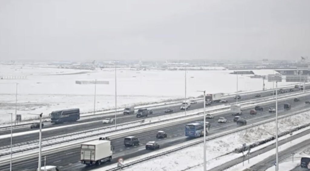 Meer dan 700 vluchten geannuleerd op Schiphol op zesde dag van winterchaos