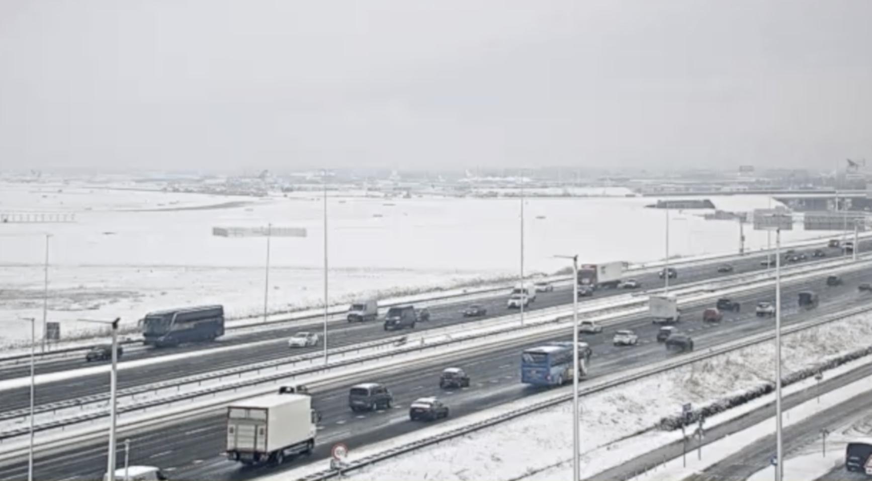 Meer dan 700 vluchten geannuleerd op Schiphol op zesde dag van winterchaos