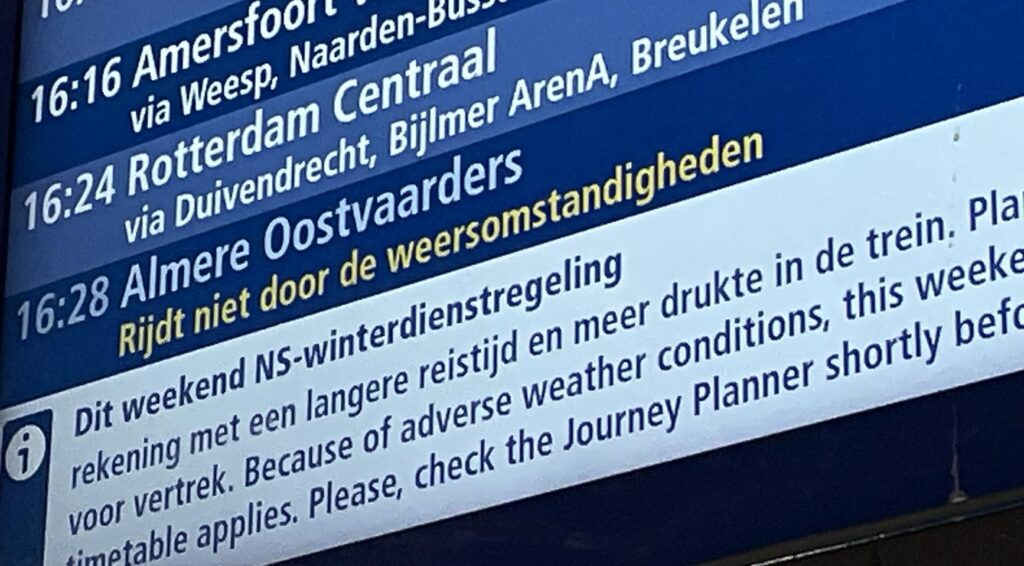 Minder vluchtannuleringen op Schiphol, maar treinen en wegen getroffen door sneeuw en ijs