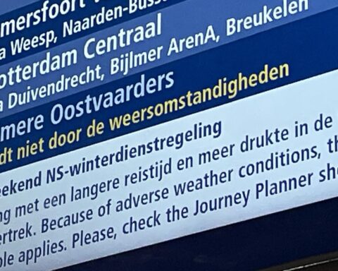 Minder vluchtannuleringen op Schiphol, maar treinen en wegen getroffen door sneeuw en ijs