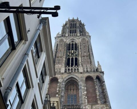 Minutenwijzer van de Domtoren valt naar beneden en vernietigt veiligheidsonderdeel