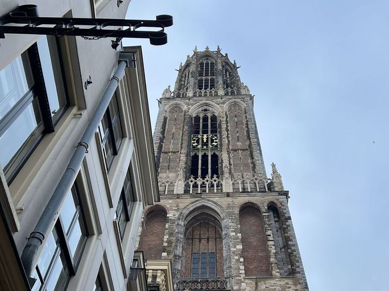 Minutenwijzer van de Domtoren valt naar beneden en vernietigt veiligheidsonderdeel