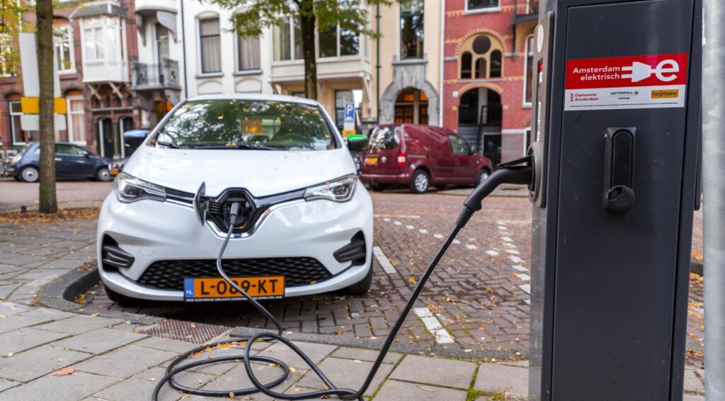 Nederland verze drievoudigt aantal publieke laadpalen voor elektrische voertuigen tot 210.000 in vijf jaar