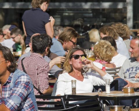 Nederlandse consumenten verschuiven naar dageten terwijl de omzet in de horeca met 5% stijgt