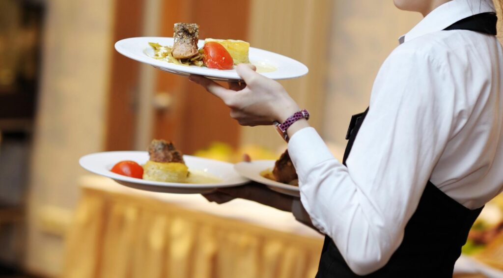 Nederlandse horeca bereikt recordaantal banen, maar kampt met personeelstekort en intimidatie