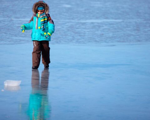 Nederlandse ijsdeskundigen waarschuwen dat natuurijs onveilig blijft ondanks vriesweekend