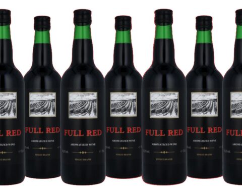 Nederlandse supermarkten roepen Full Red smaakwijn terug wegens risico op breuk van flessen