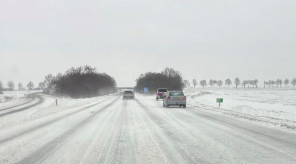 Nederlandse wegautoriteit bereidt zich voor op gevoelstemperatuur van -20°C, sneeuw en mist dit weekend