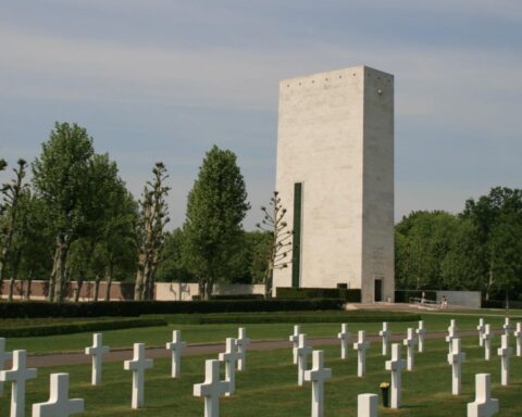 Nieuwe informatiepanelen over zwarte soldaten vervangen oude die controverse veroorzaakten op Amerikaanse begraafplaats in Margraten