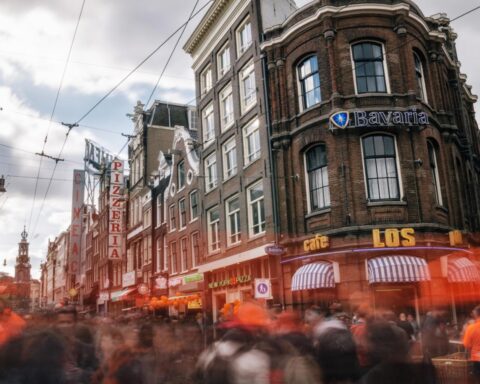 Nieuwe strategie voor Koningsdag: Amsterdam grijpt in bij illegale straatfeesten en alcoholverkoop