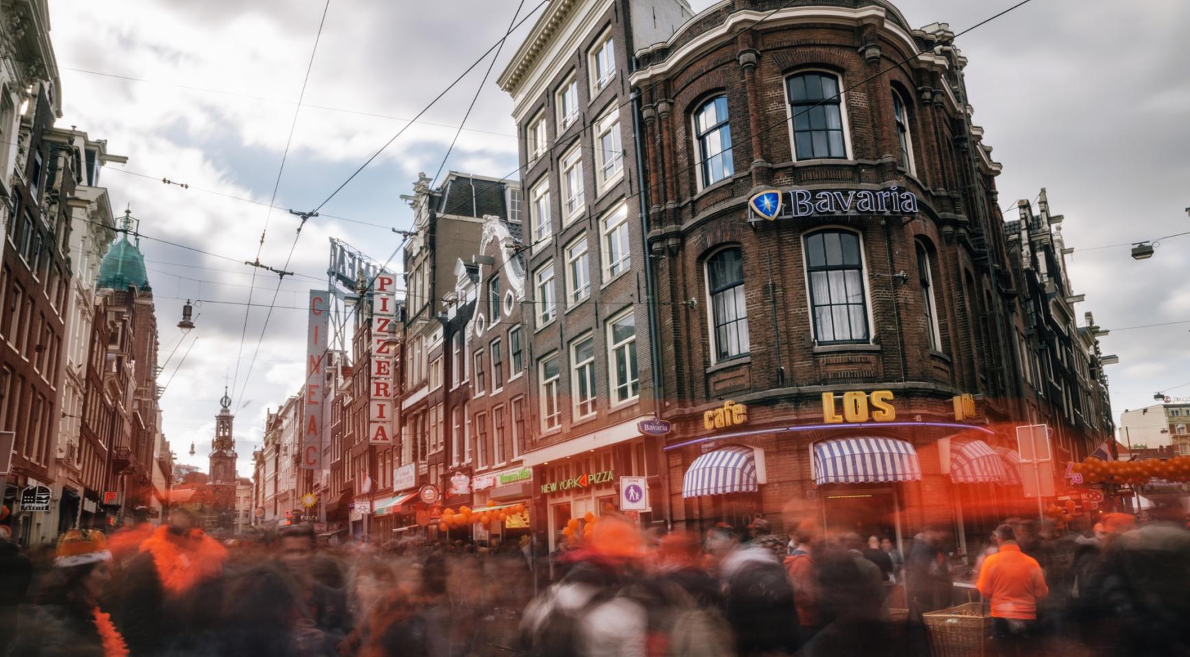 Nieuwe strategie voor Koningsdag: Amsterdam grijpt in bij illegale straatfeesten en alcoholverkoop