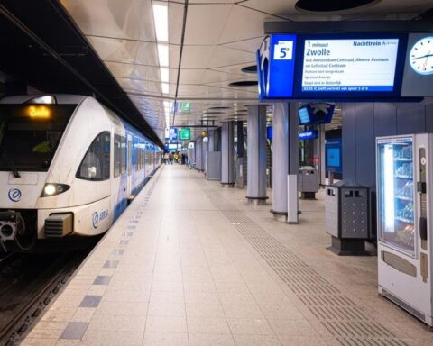 NS daagt gemeenten Almere en Lelystad voor de rechter om subsidie Arriva-nachttrein