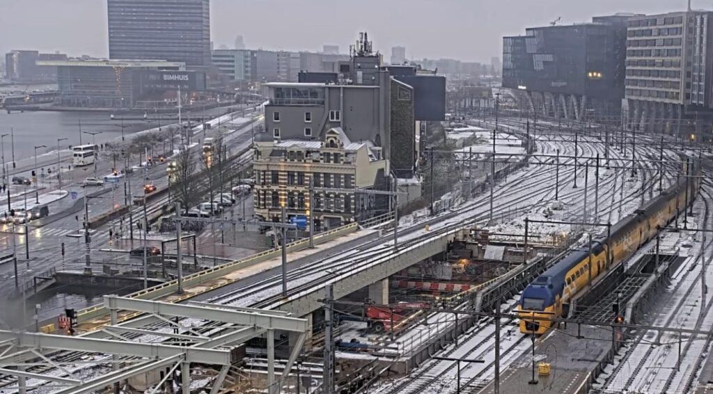 NS treinen rijden weer volgens aangepast dienstregime; "Zeer beperkte" treinverkeer in Amsterdam