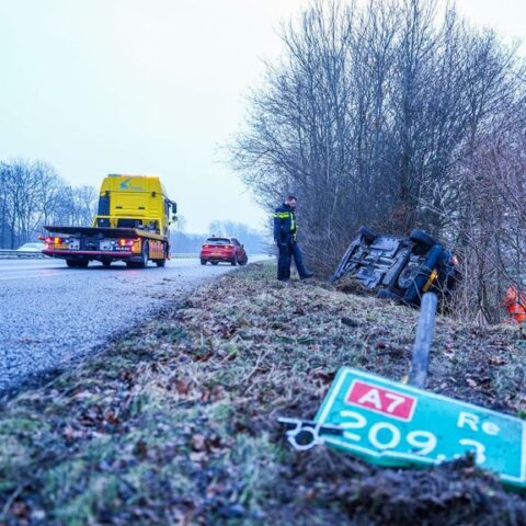 Ongelukken door gladheid in Drenthe, Friesland en Groningen; veel gewonden door ijzel