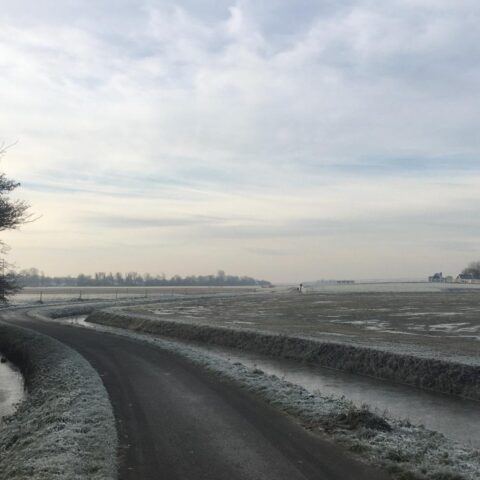 Onzichtbaar ijs leidt tot gevaarlijke wegen in Noord-Nederland; Code geel tot 12:00 uur