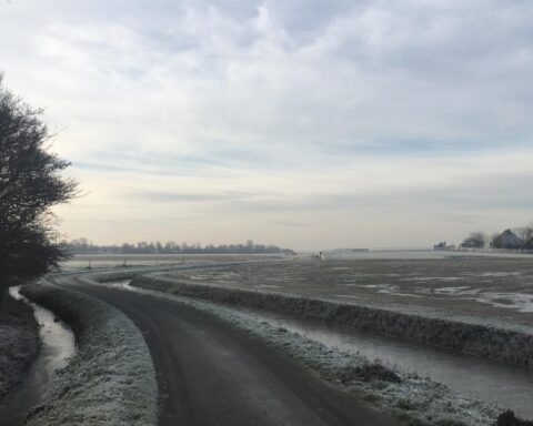 Onzichtbaar ijs maakt wegen riskant in Noord-Nederland; Code geel tot het middaguur