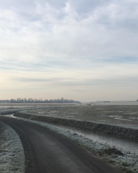 Onzichtbaar ijs maakt wegen riskant in Noord-Nederland; Code geel tot het middaguur