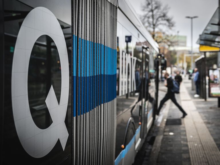 Qbuzz in Groningen schakelt over op dieselbussen door laadproblemen met elektrische voertuigen