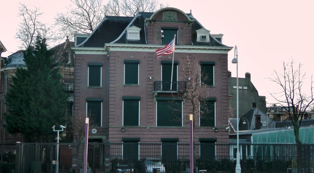 Rechters en mensenrechtenadvocaten demonstreren bij Amerikaanse consulaat in Amsterdam