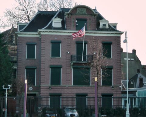 Rechters en mensenrechtenadvocaten demonstreren bij Amerikaanse consulaat in Amsterdam