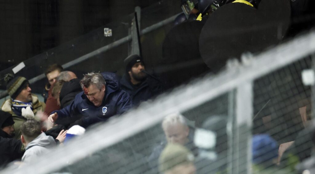 Relschoppers komen in conflict met Belgische fans na verlies FC Utrecht van Genk