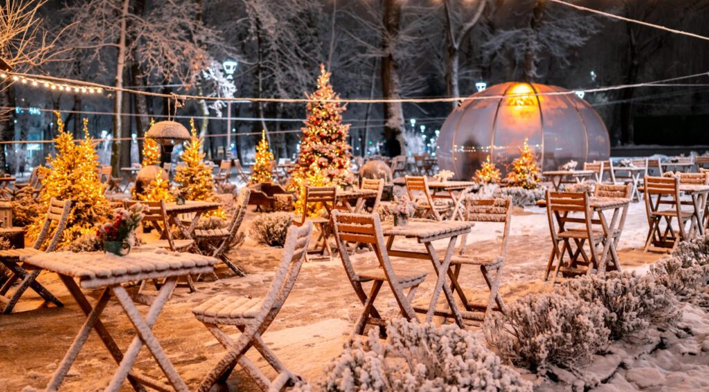 Restaurants bieden kortingen aan om klanten naar binnen te lokken tijdens winterweer