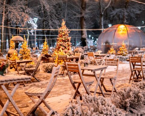 Restaurants bieden kortingen aan om klanten naar binnen te lokken tijdens winterweer