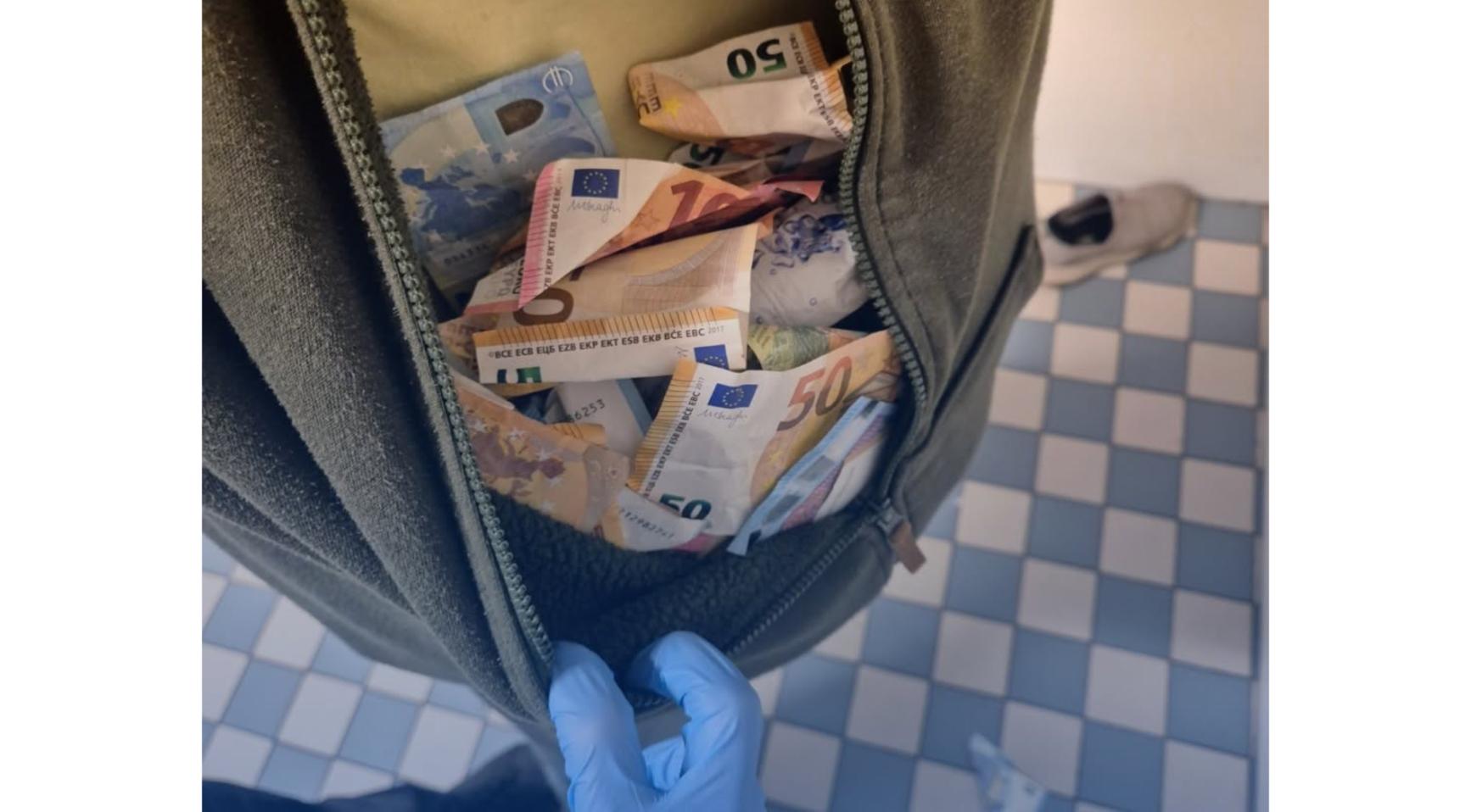 Rotterdamse politie neemt €41.000 in beslag verstopt in kleding van een man