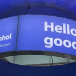 Schiphol annuleert tientallen vluchten door aanhoudende zware sneeuwval