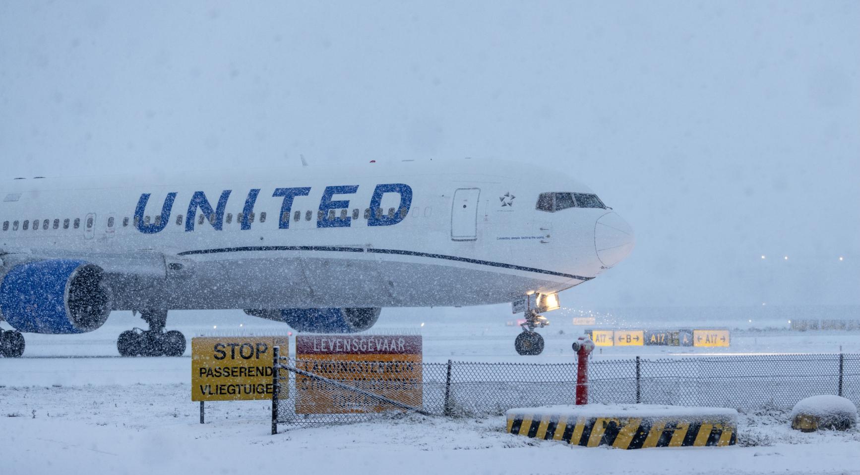 Schiphol verwacht flinke vertragingen door sneeuwruimen en ontdooiing, KLM blijft hoopvol