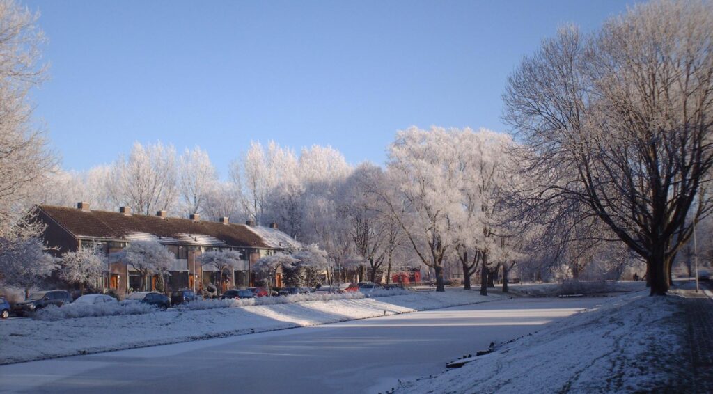 Scholen en universiteiten in Groningen sluiten vrijdag vanwege code oranje winterstorm