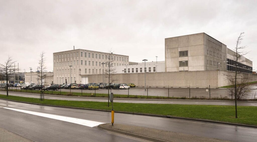 Schoten gelost op parkeerplaats van gevangenis in Alphen aan den Rijn; verdachte nog op vrije voeten