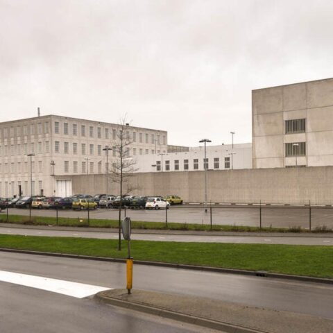 Schoten gelost op parkeerplaats van gevangenis in Alphen aan den Rijn; verdachte nog op vrije voeten