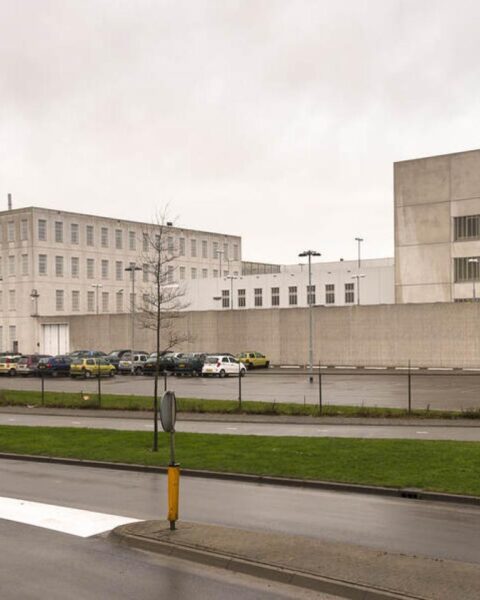 Schoten gelost op parkeerplaats van gevangenis in Alphen aan den Rijn; verdachte nog op vrije voeten