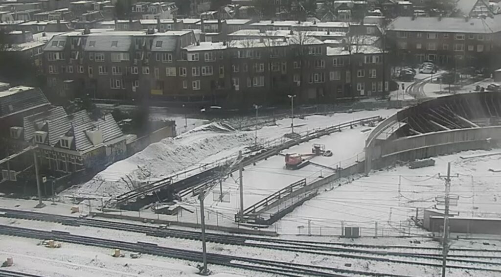 Sneeuw en technische storingen veroorzaken uitgebreide vertragingen op Nederlandse treinen