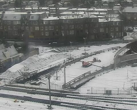 Sneeuw en technische storingen veroorzaken uitgebreide vertragingen op Nederlandse treinen