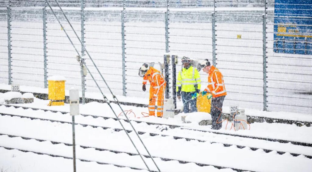 Sneeuw sluit Nederlandse snelweg, 18 treinroutes onderbroken, veel bussen stilgelegd