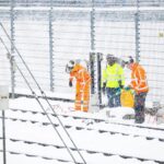 Sneeuw sluit Nederlandse snelweg, 18 treinroutes onderbroken, veel bussen stilgelegd