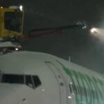 Sneeuw veroorzaakt veel problemen op Schiphol: gebrek aan ontdooiing en bevroren vleugels