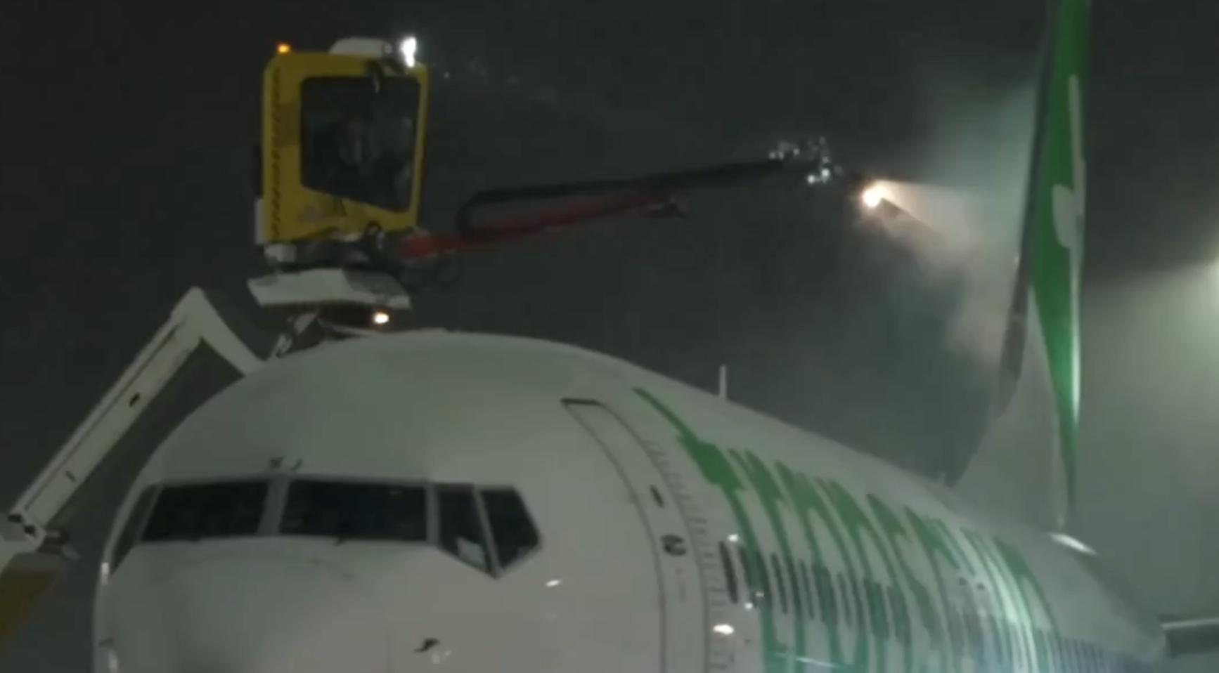 Sneeuw veroorzaakt veel problemen op Schiphol: gebrek aan ontdooiing en bevroren vleugels