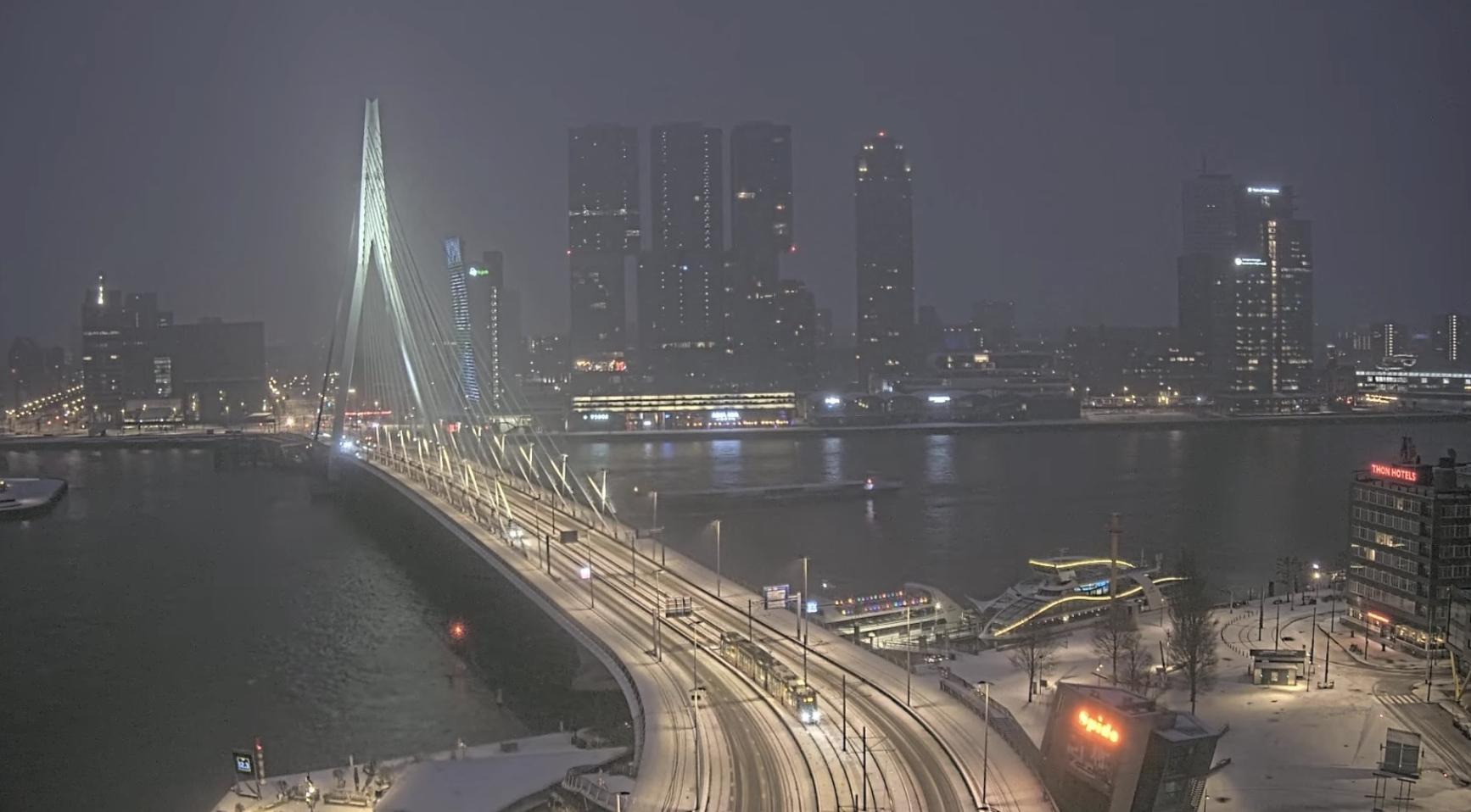 Sneeuw verstoort reizen in Nederland, meer dan 500 vluchten getroffen op Schiphol