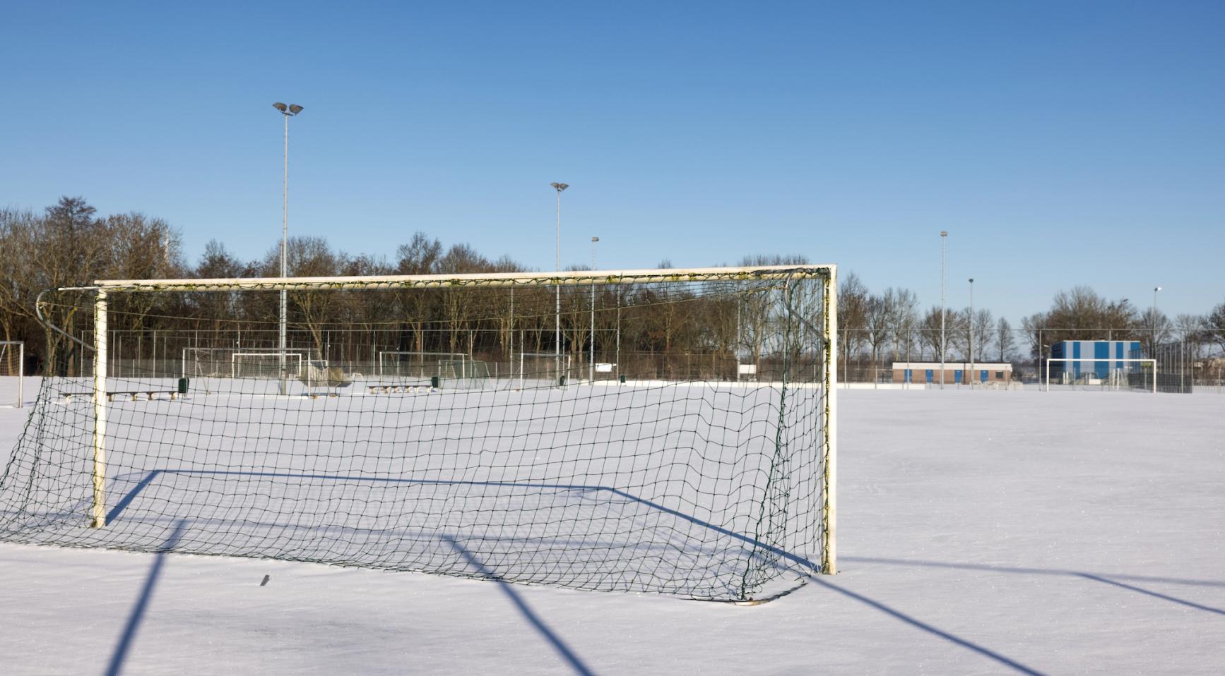Sneeuwval leidt tot afgelasting van amateur- en professionele voetbalwedstrijden in Nederland