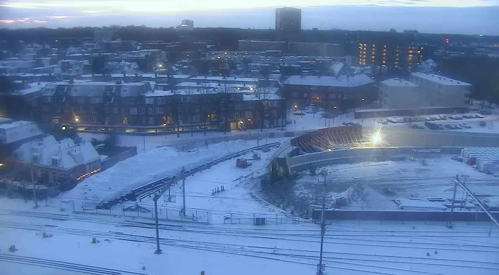 Sneeuwval verstoort het verkeer, vertrek op Schiphol grotendeels weer normaal