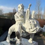 Standbeeld van man met bier en bulldog onthuld bij theater in Zwolle