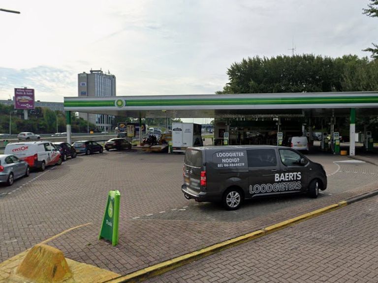 Taxi rijdt weg met tankslang, brand bij tankstation Nieuwegein snel onder controle