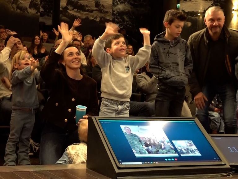 Thuisfrontdag in Arnhem: families van militairen ontmoeten elkaar en beeldbellen met hun dierbaren