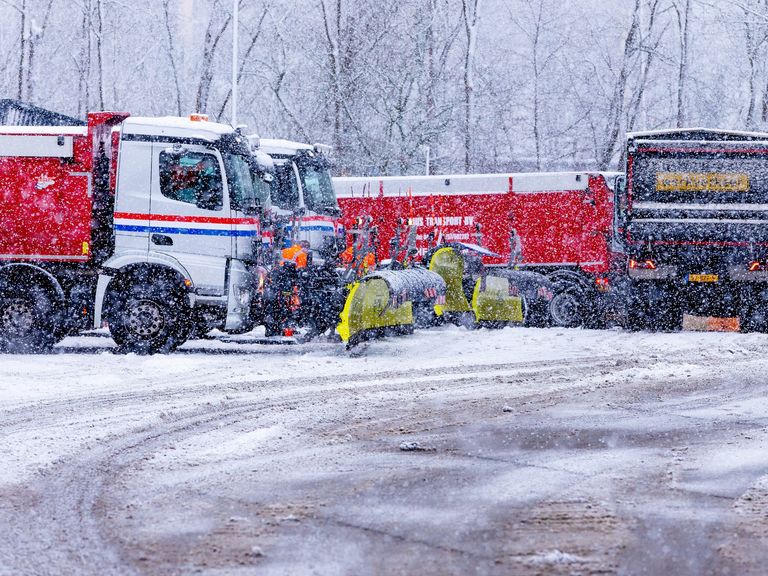 Topdrukte voor strooiers in Nederland: 'Deze winter is onze uitdaging'