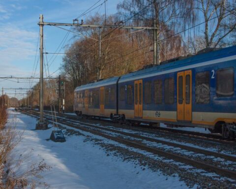 Treinen in Nederland hervatten normale dienstregeling dinsdag na sneeuwproblemen