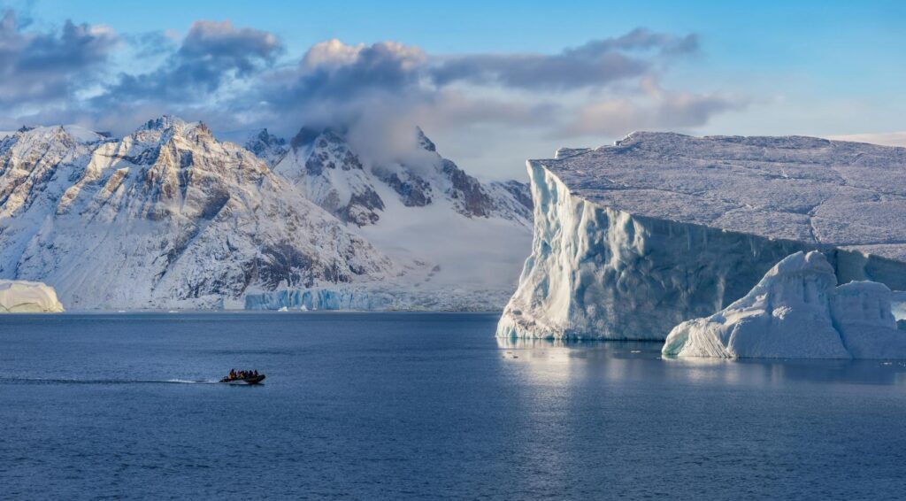 Trump zegt tegen Nederland dat hij "niet langer verplicht is om alleen aan vrede te denken"